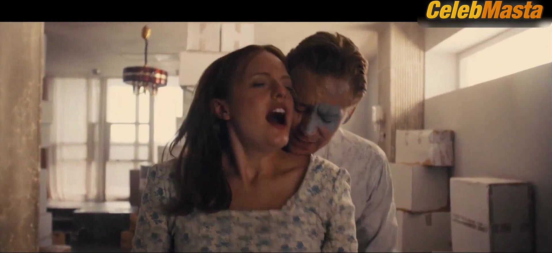 Elisabeth Moss Shows Off Sex Scene In High-rise - Photo 1 of 5