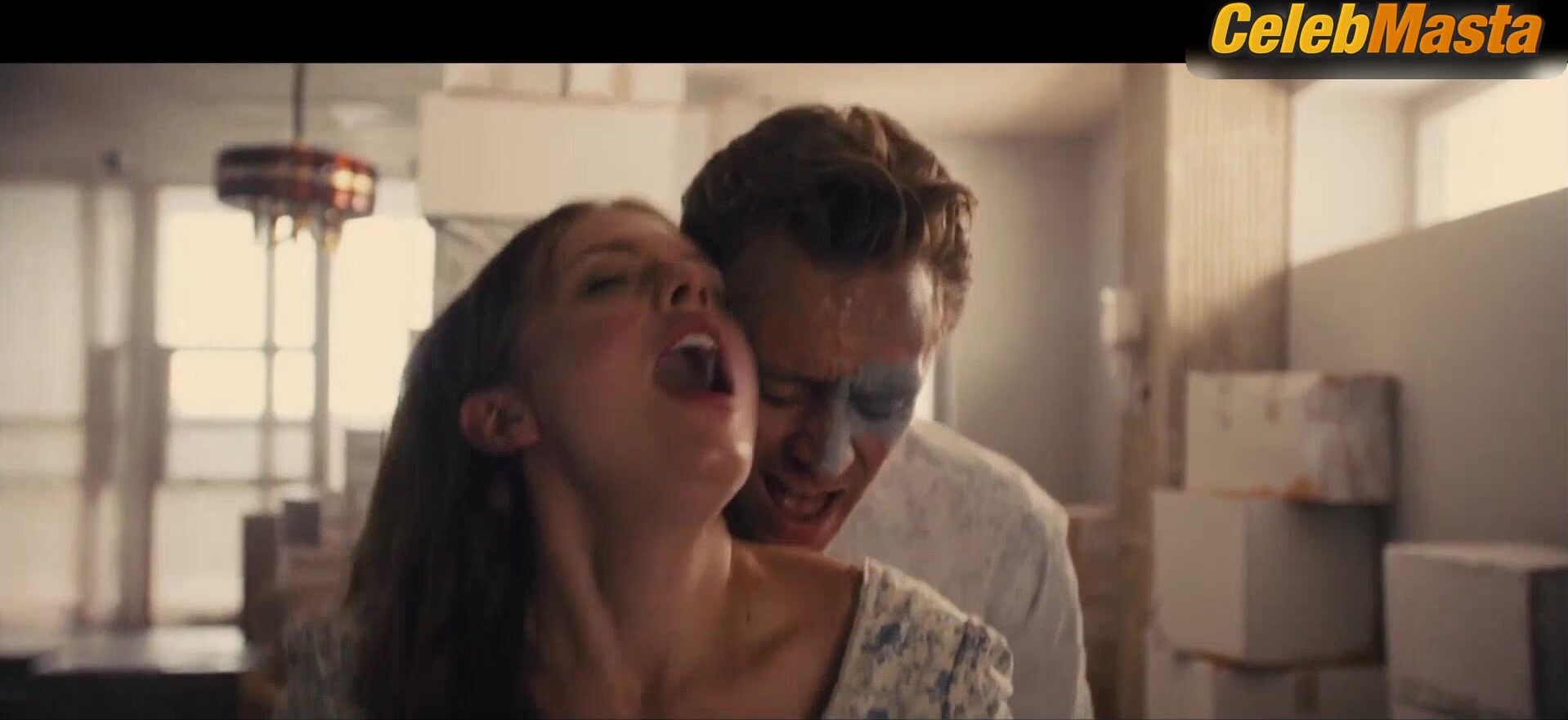 Elisabeth Moss Shows Off Sex Scene In High-rise - Photo 1 of 5 photo 5