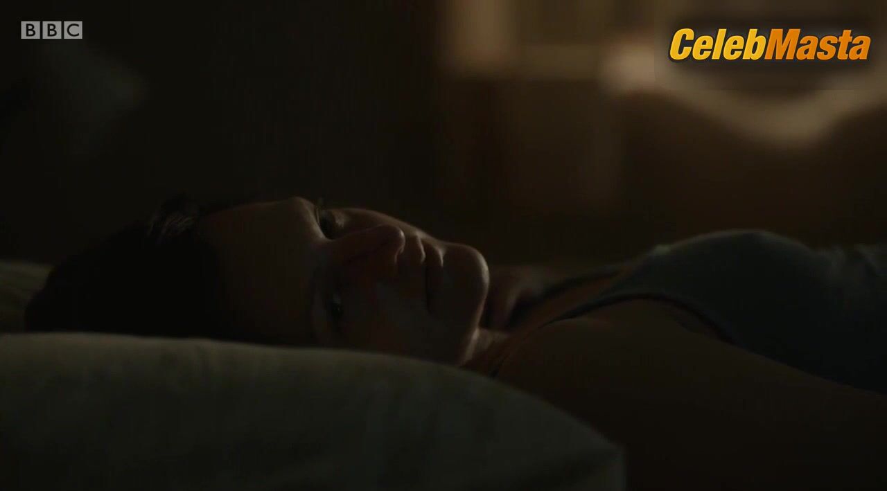 Elisabeth Moss Underwear Scene In Top Of The Lake Series - Photo 1 of 5