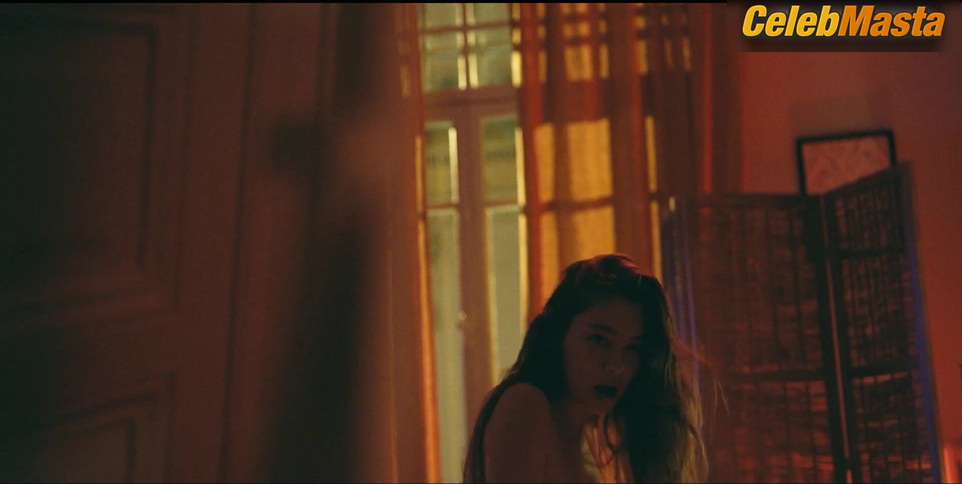 Neslihan Atagul ’s Sexy Scene From Oh Belinda - Photo 1 of 5