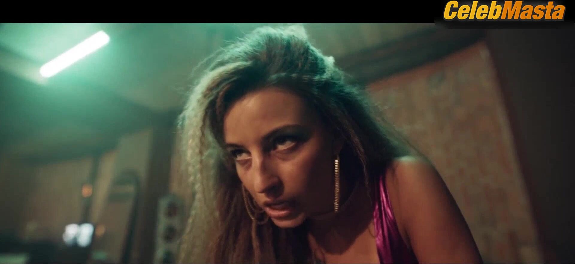 Julia Wieniawa-narkiewicz Booty Scene From How I Fell In Love With A - Photo 1 of 5