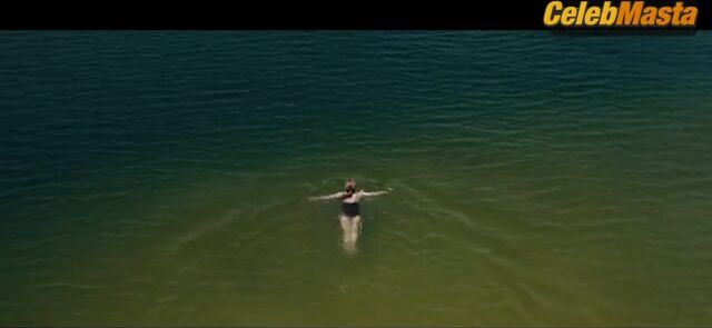 Julianne Moore Sydney Sweeney And Sexy Scene From Echo - Photo 4 of 5