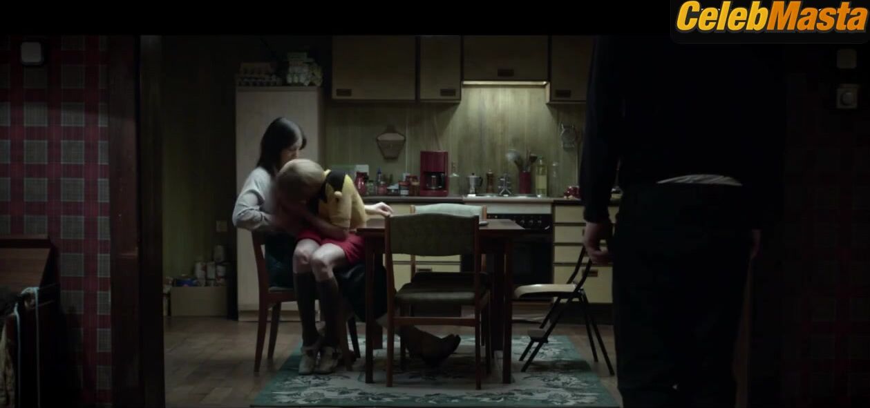 Julianne Moore And Oona Von Maydell Tits Scene From The - Photo 2 of 5