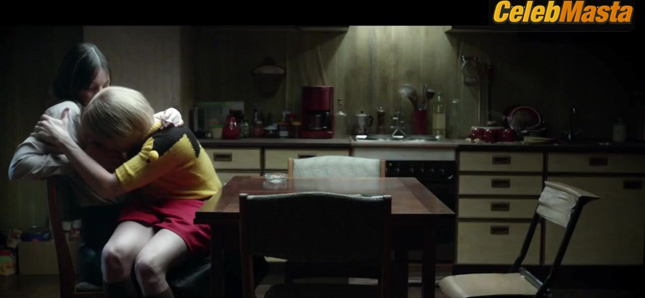 Julianne Moore And Oona Von Maydell Tits Scene From The - Photo 2 of 5 photo 5