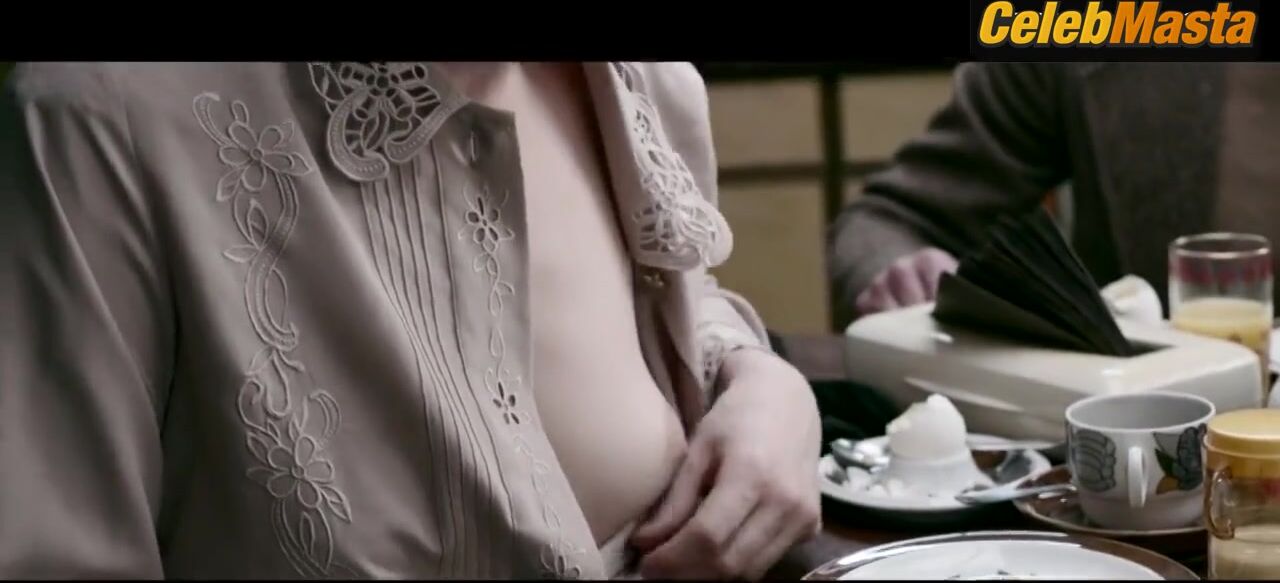Julianne Moore And Oona Von Maydell Tits Scene From The - Photo 2 of 5