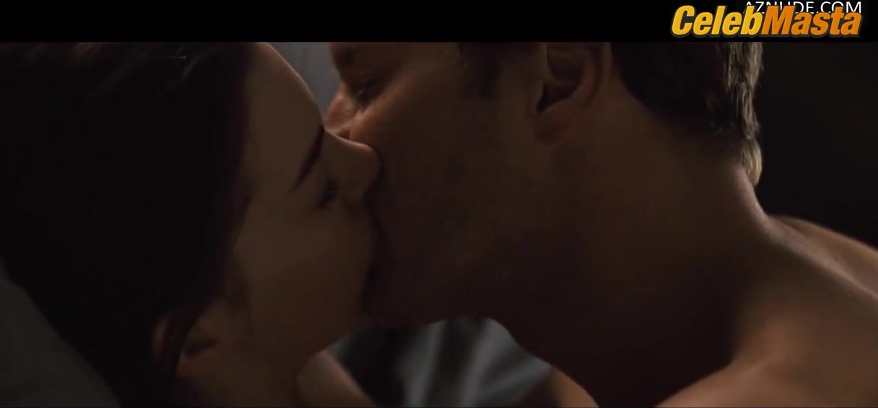 Anne Hathaway ’s Sexy Scene From Passengers - Photo 1 of 5 photo 3