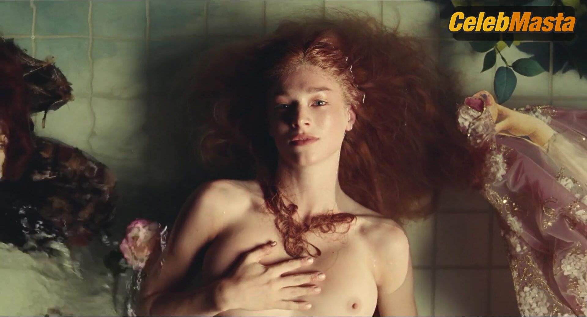 Hunter Schafer Zendaya And Flaunt Boobs In Lesbian Scene, - Photo 1 of 5 photo 3