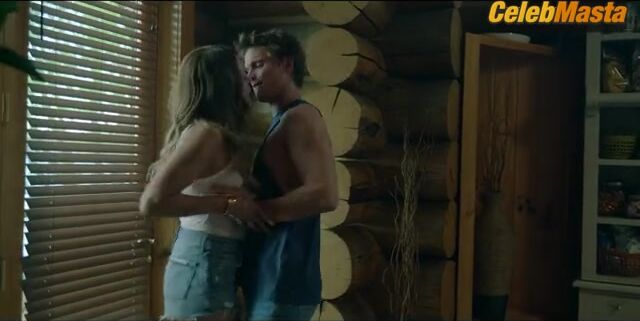 Malin Akerman ’s Sexy Scene From The Hunting Wives - Photo 2 of 5