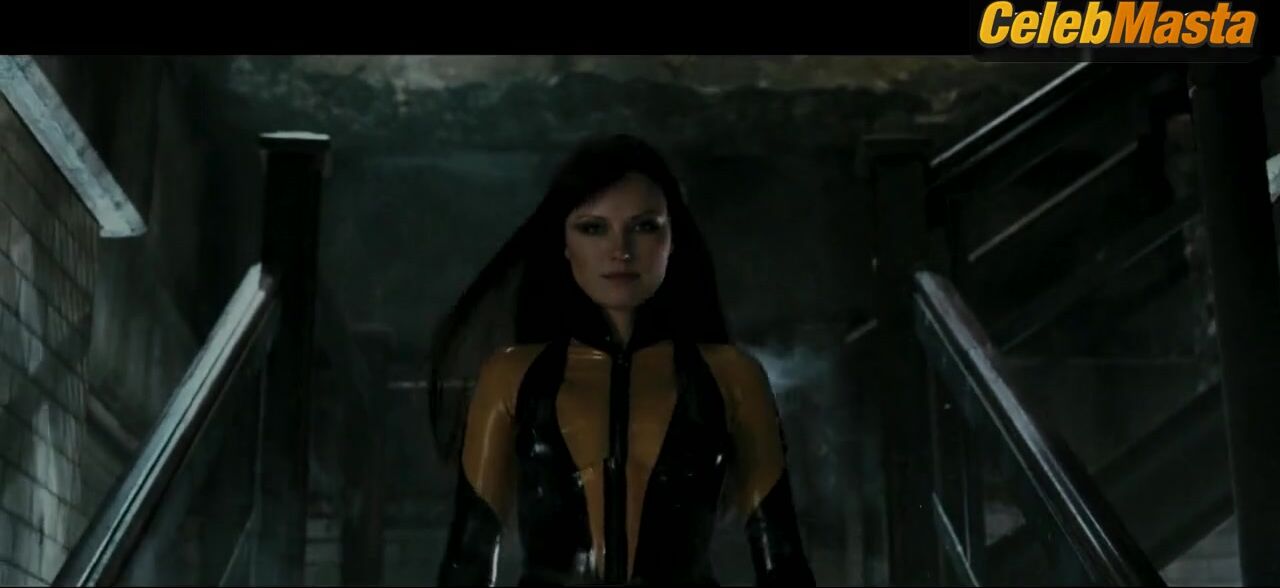 Malin Akerman ’s Sexy Scene From Watchmen - Photo 3 of 5