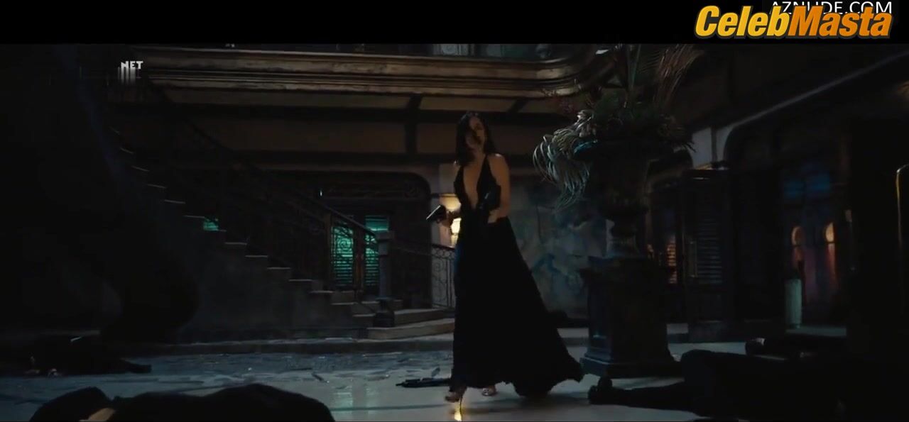 Ana De Armas Breasts Scene In No Time To Die - Photo 2 of 5 photo 5