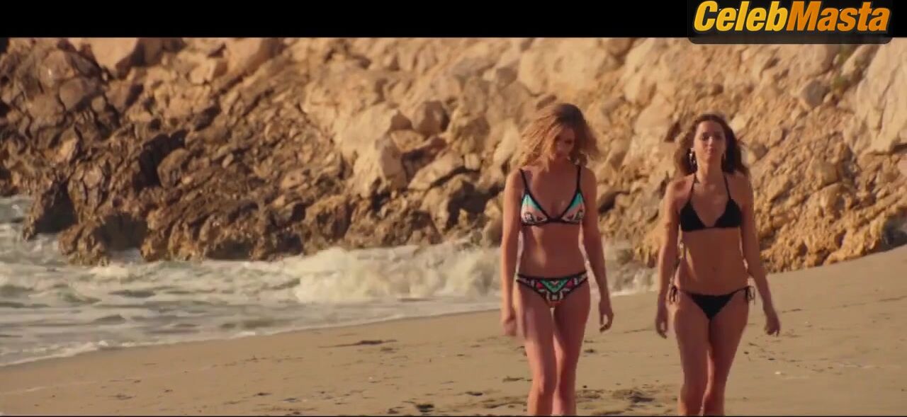 Ana De Armas And Gaia Weiss Swimsuit Scene From Overdrive - Photo 1 of 5
