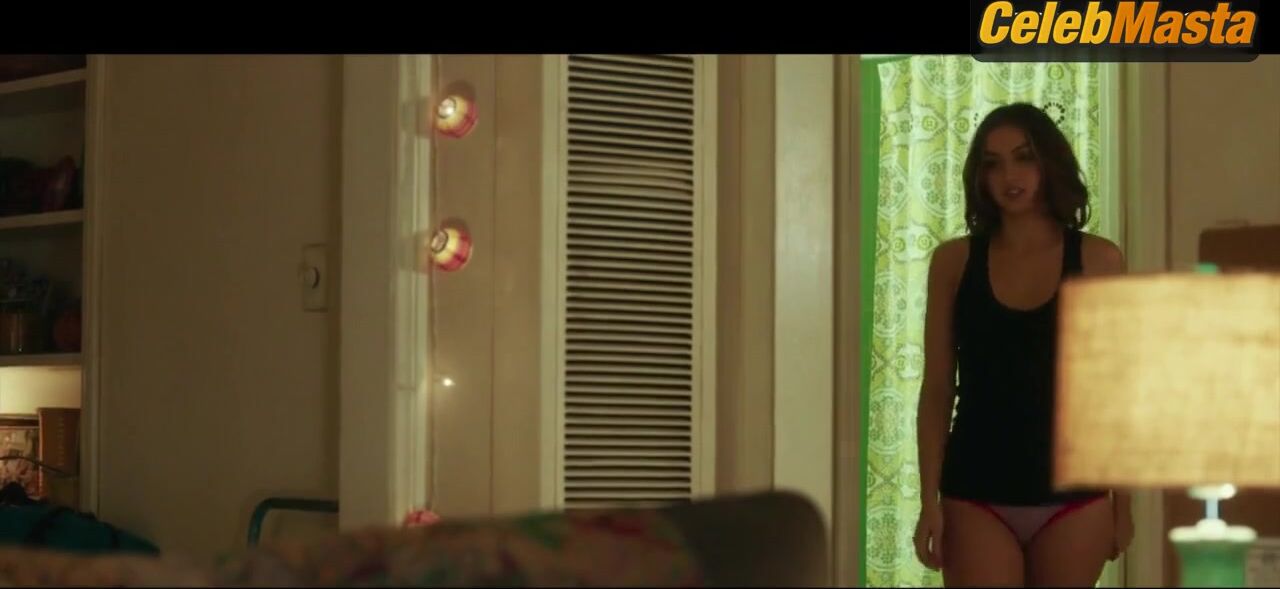 Ana De Armas Underwear Scene From War Dogs - Photo 2 of 5 photo 1