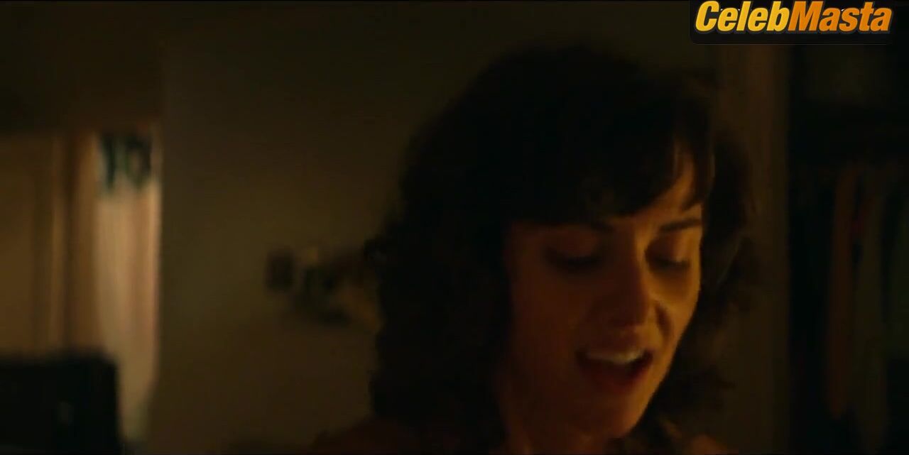 Alison Brie Tits Scene From Glow - Photo 3 of 5 photo 4