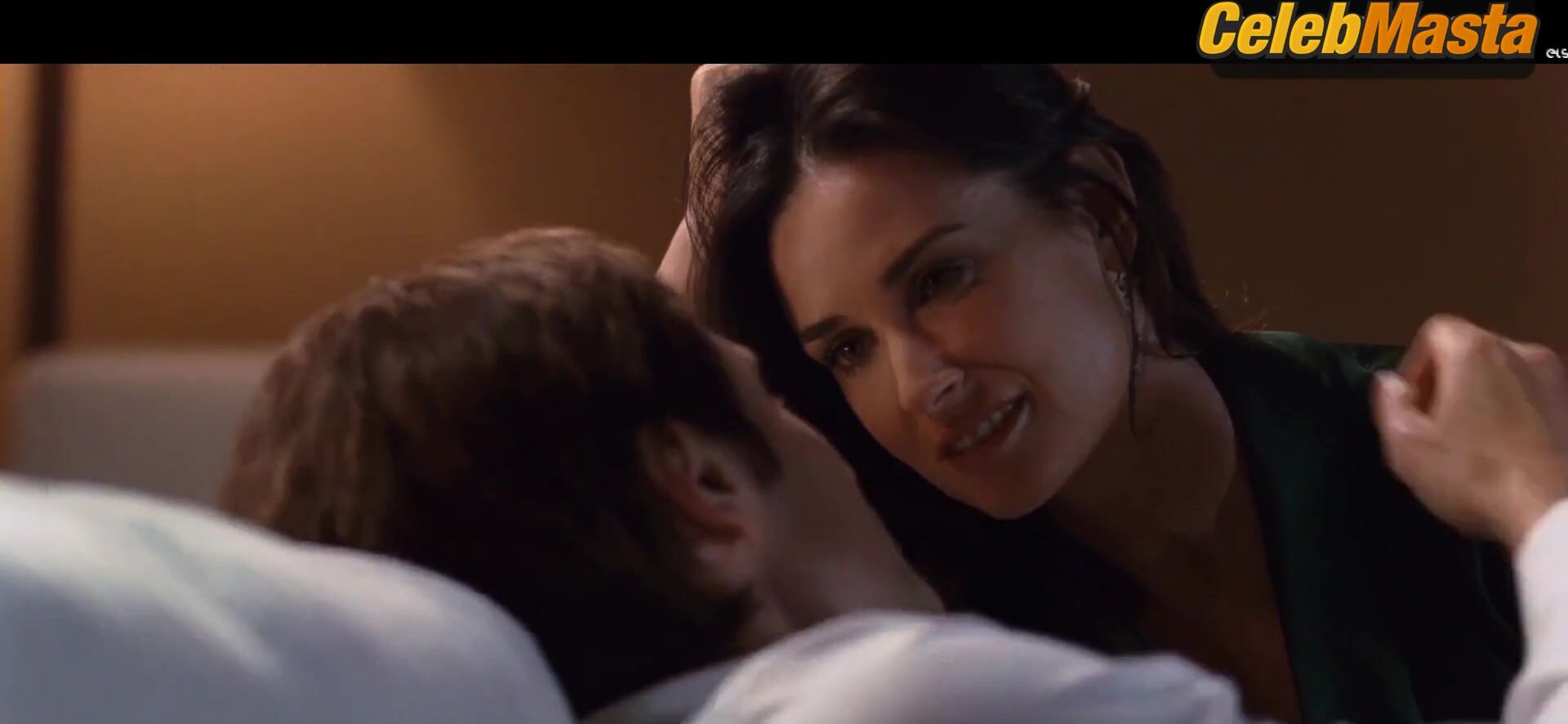 Demi Moore ’s Sexy Scene From The Joneses - Photo 2 of 5 photo 4