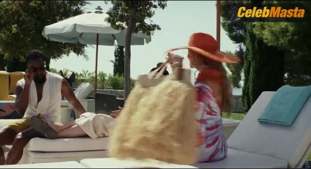 Kate Hudson And Madelyn Cline Swimsuit Scene From Glass - Photo 1 of 5 photo 2