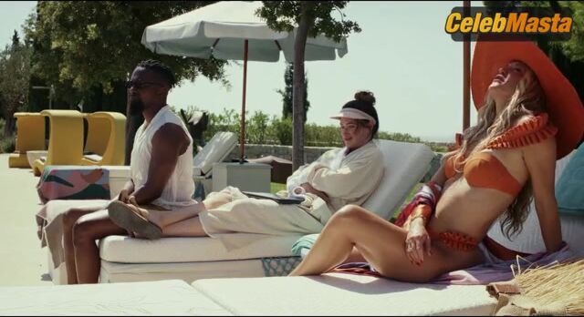 Kate Hudson And Madelyn Cline Swimsuit Scene From Glass - Photo 1 of 5 photo 4