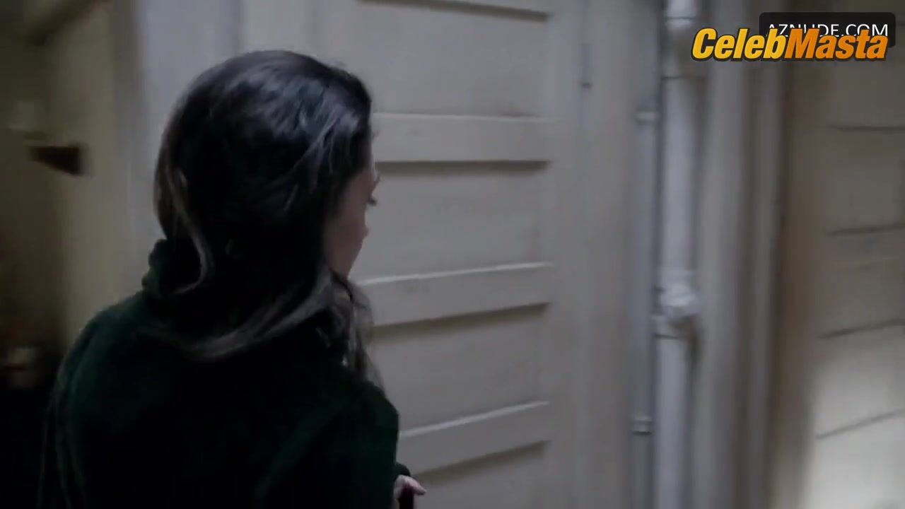 Emmy Rossum Flaunts Boobs Scene In Shameless - Photo 2 of 5