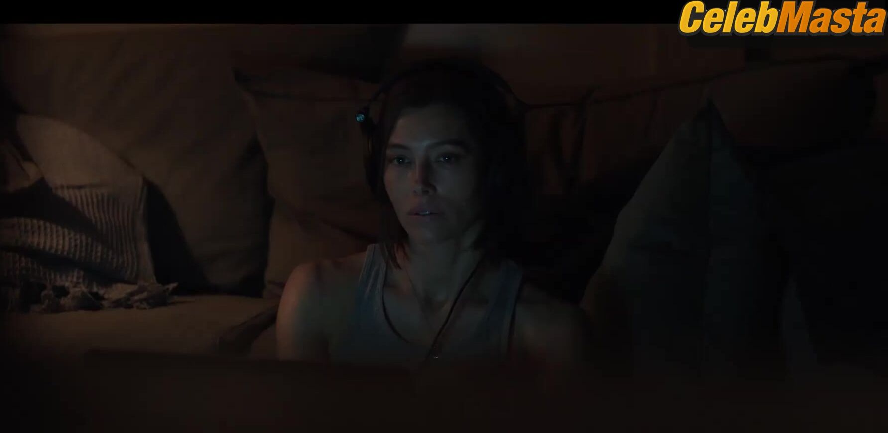 Jessica Biel And Kandyse Mcclure’s Lesbian Scene - Photo 2 of 5