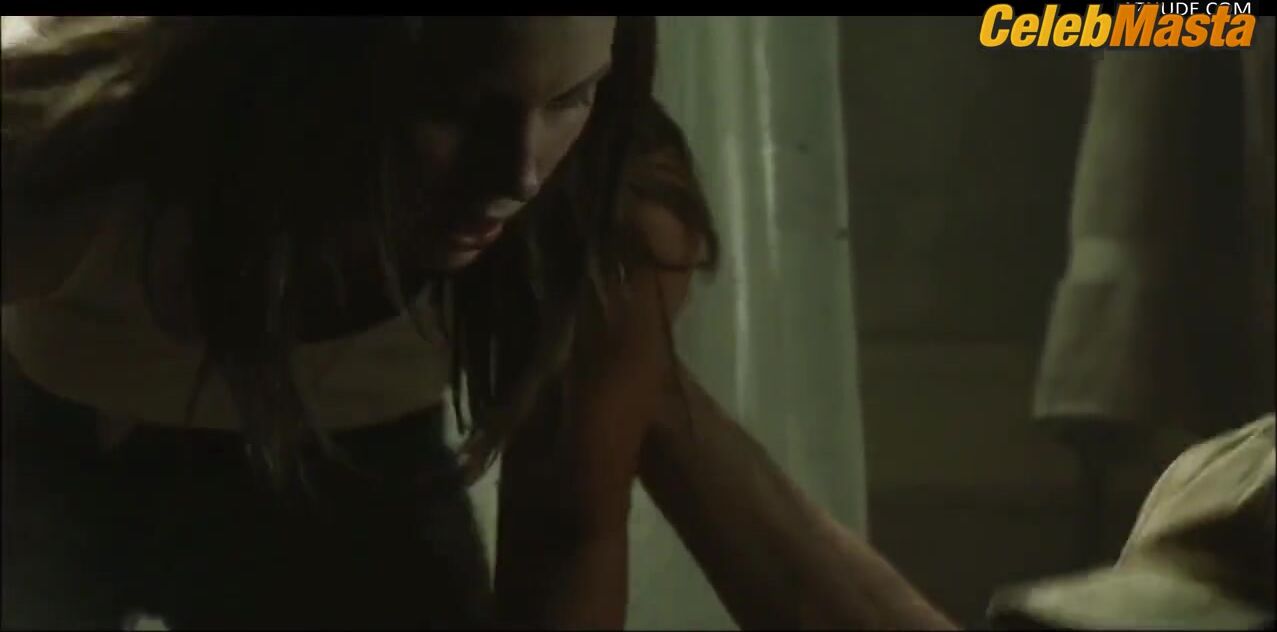 Jessica Biel Sexy Scene From The Texas Chainsaw Massacre - Photo 2 of 5