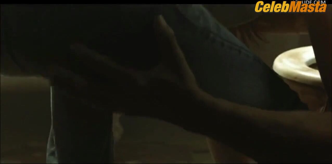 Jessica Biel Sexy Scene From The Texas Chainsaw Massacre - Photo 2 of 5 photo 3