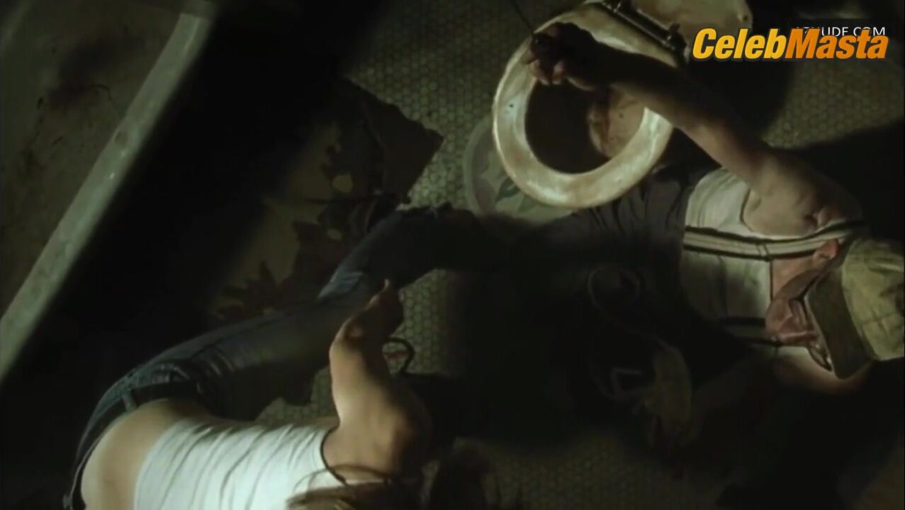 Jessica Biel Sexy Scene From The Texas Chainsaw Massacre - Photo 2 of 5 photo 5