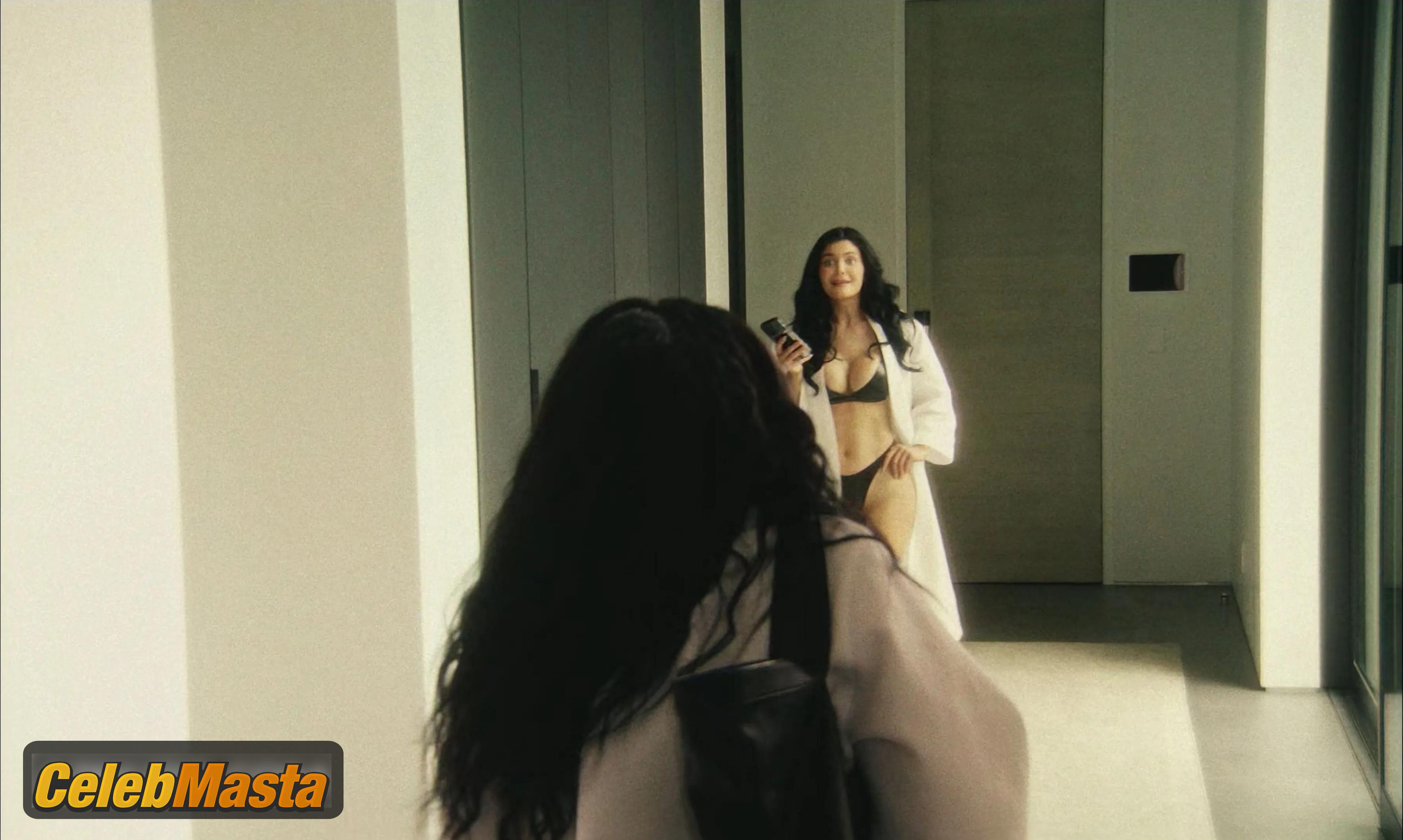 Photo Gallery: Kylie Jenner in The Moment photo 1