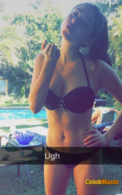 Photo Gallery: Kira Kosarin Sexy In A Bikini With Friends photo 2