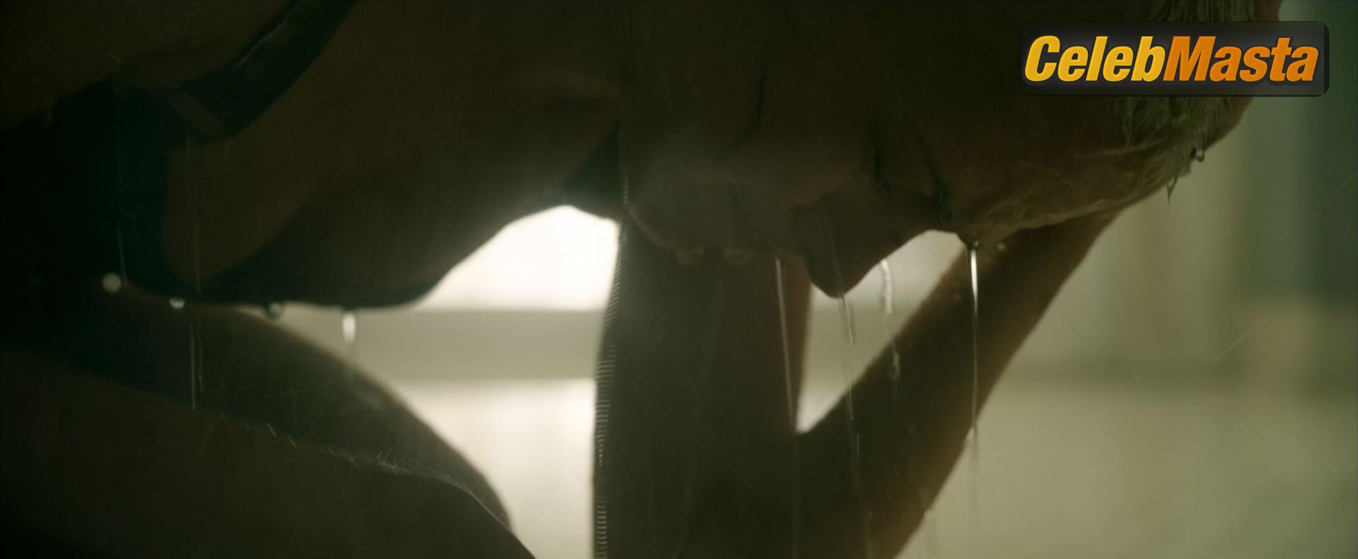 Photo Gallery: Kristen Stewart in Underwater photo 1