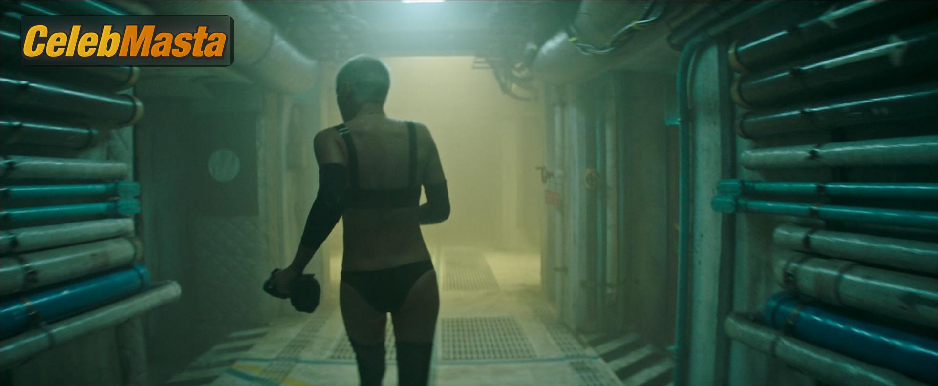 Photo Gallery: Kristen Stewart in Underwater photo 2