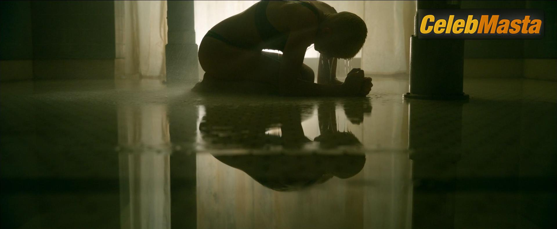 Photo Gallery: Kristen Stewart in Underwater photo 3