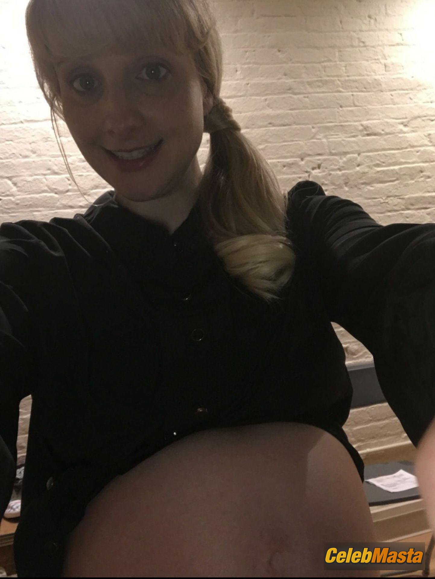 Melissa Rauch Photos: Sexy Indoor Photos photo 4