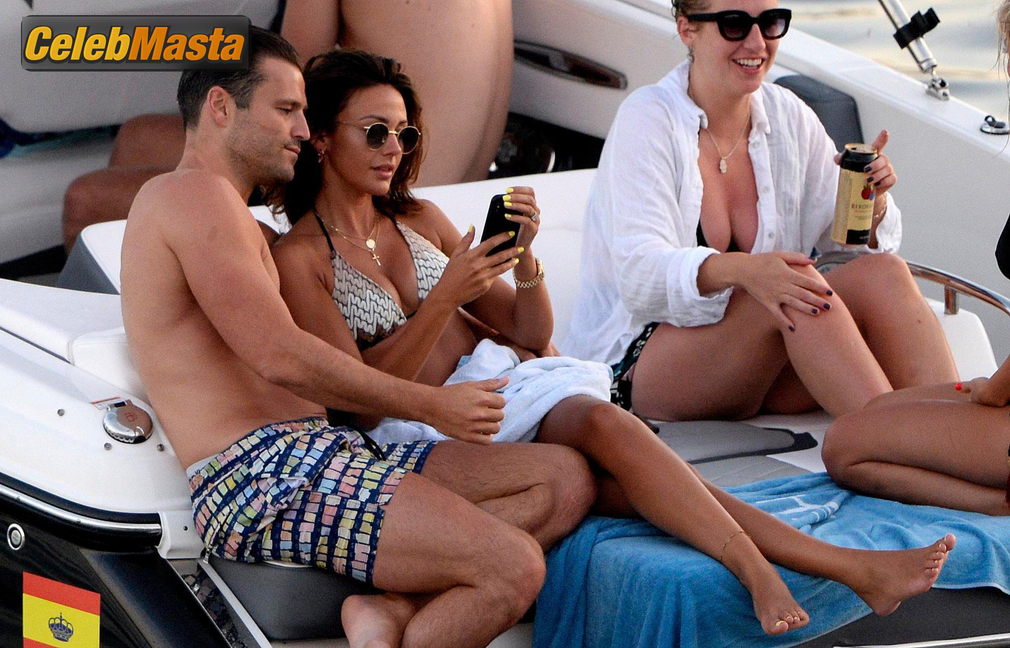 Photo Gallery: Michelle Keegan Sexy Enjoys Herholiday With Friends On A Yacht In Spain photo 1