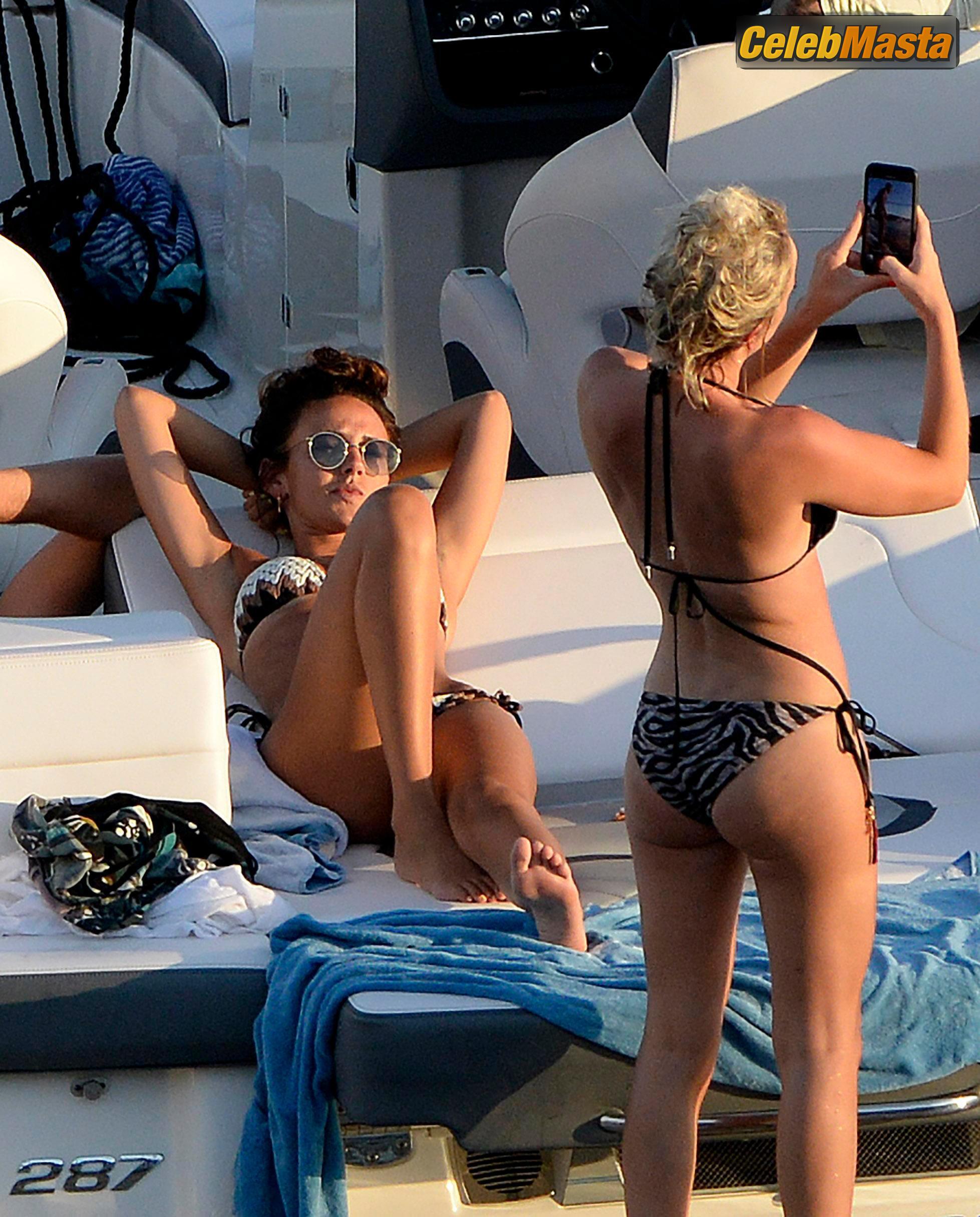 Photo Gallery: Michelle Keegan Sexy Enjoys Herholiday With Friends On A Yacht In Spain photo 2