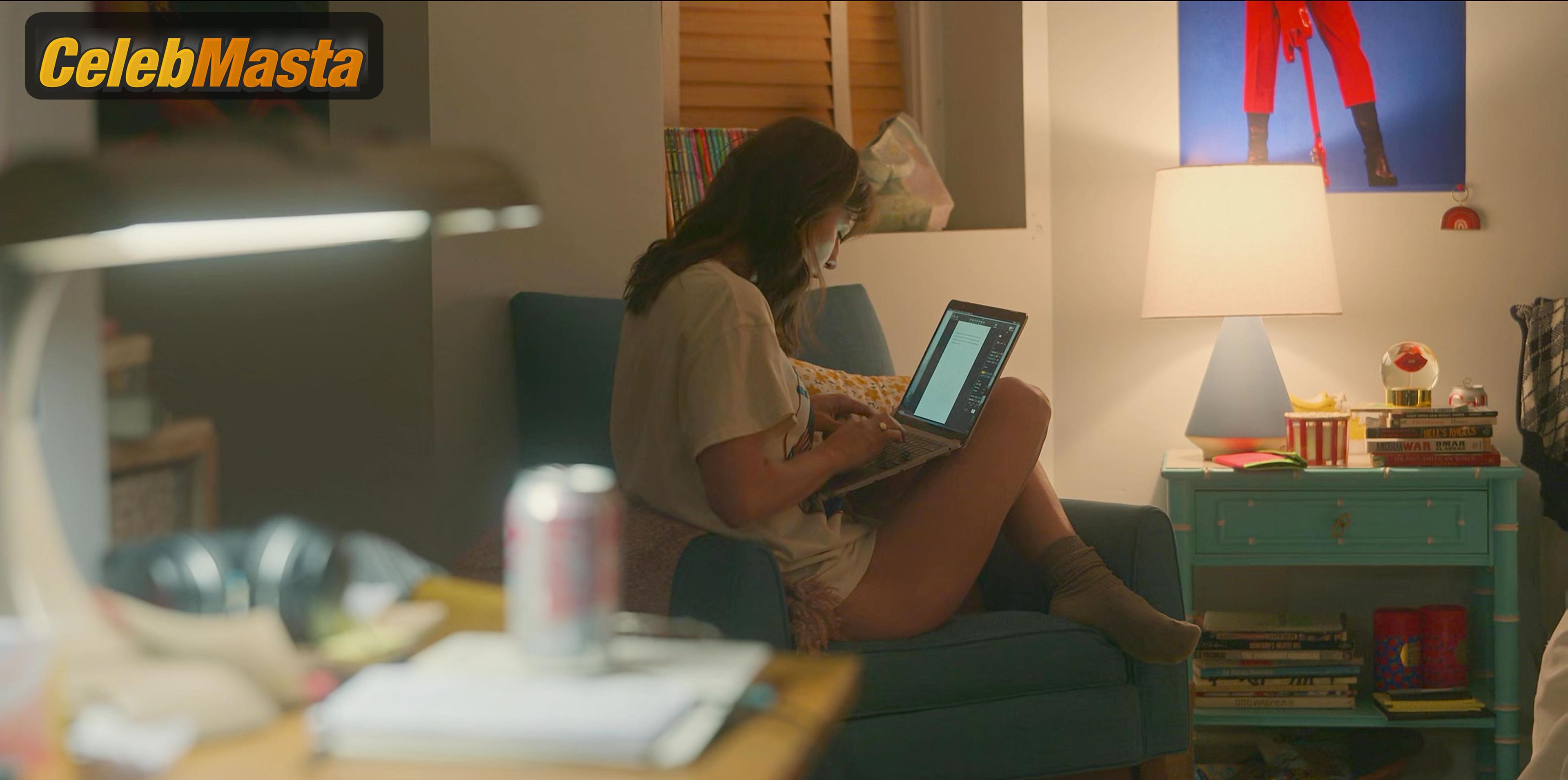 Melissa Benoist Photos from The Girls On The Bus photo 3