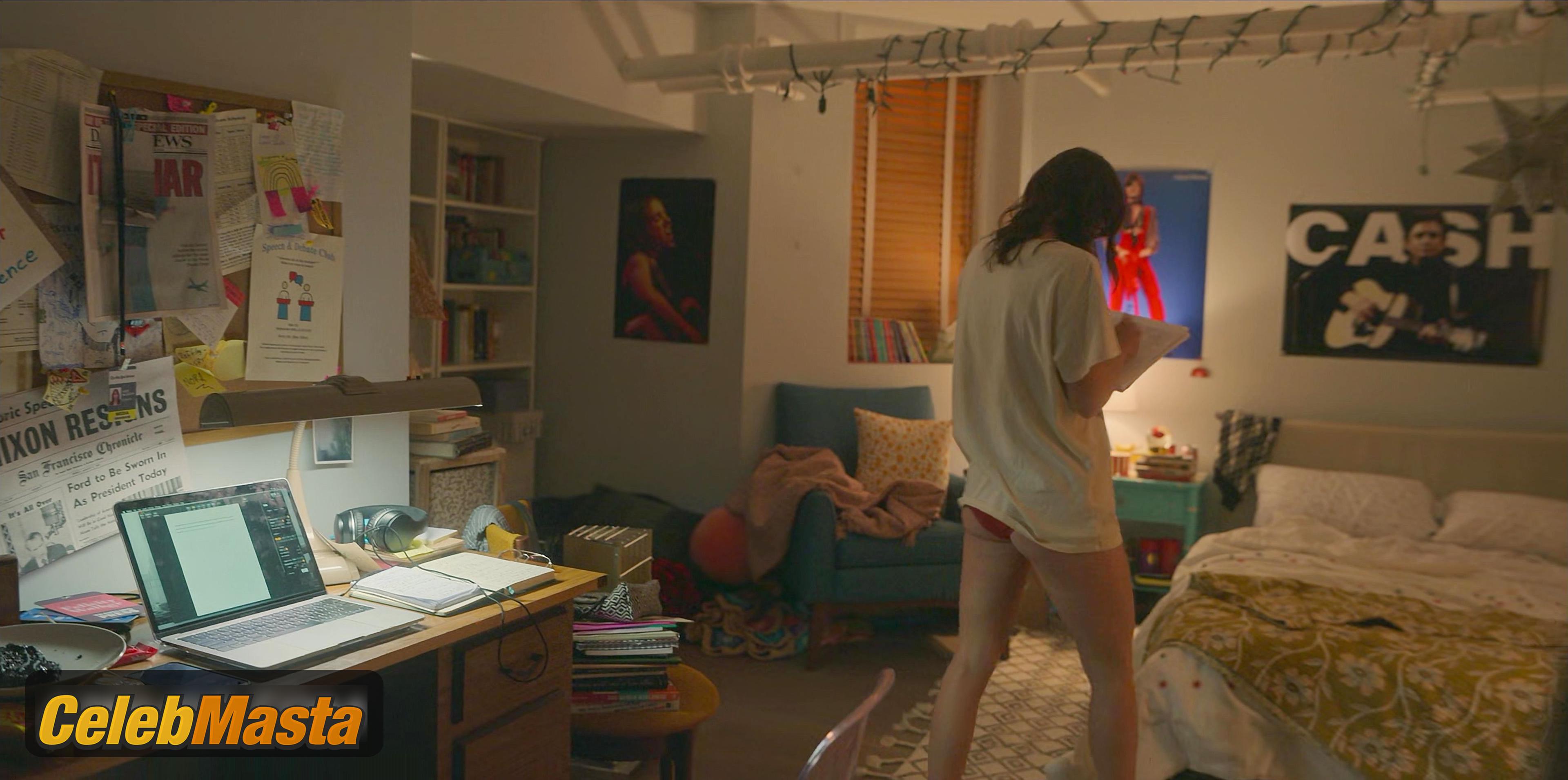 Melissa Benoist Photos from The Girls On The Bus photo 4