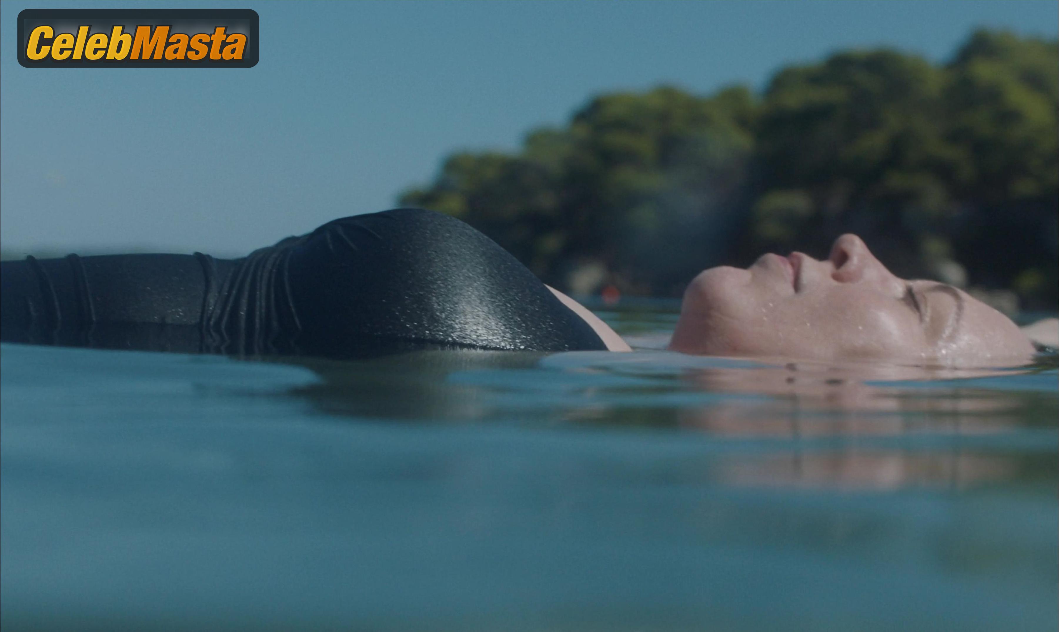 Olivia Colman Scene Photos Gallery from The Lost Daughter photo 1