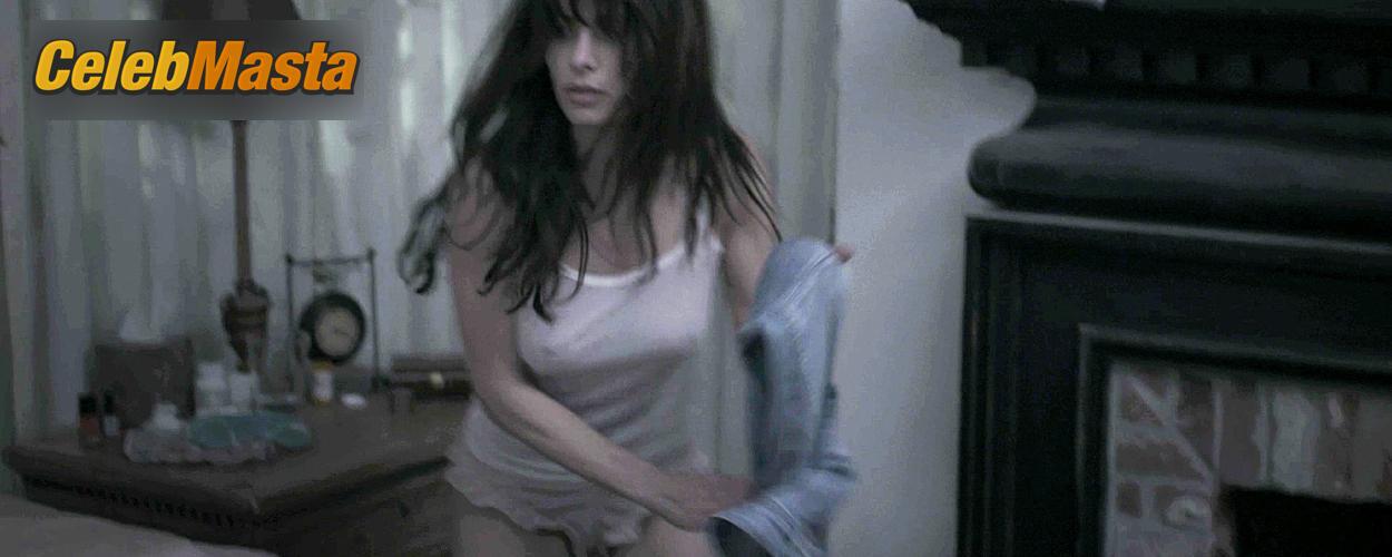 Photo Gallery: Sarah Shahi in Static photo 1