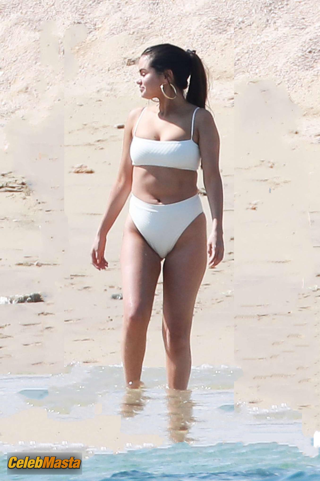 Selena Gomez Photo Collection from Beach Babes photo 3