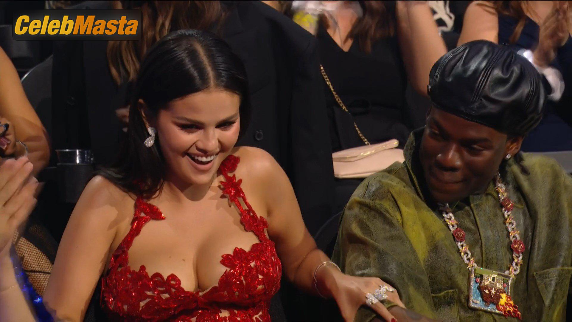 Selena Gomez Scene Photos Gallery from Mtv Video Music Awards photo 1