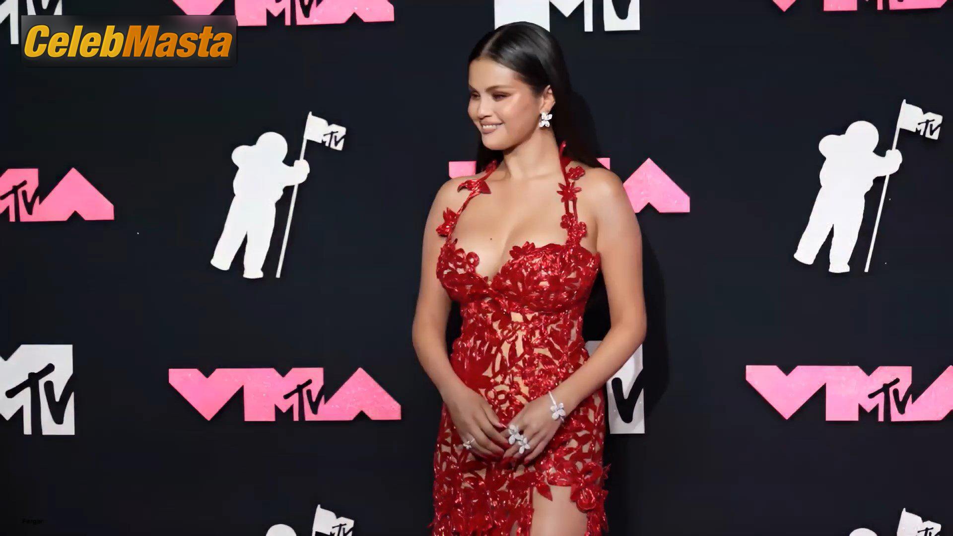 Selena Gomez Scene Photos Gallery from Mtv Video Music Awards photo 4