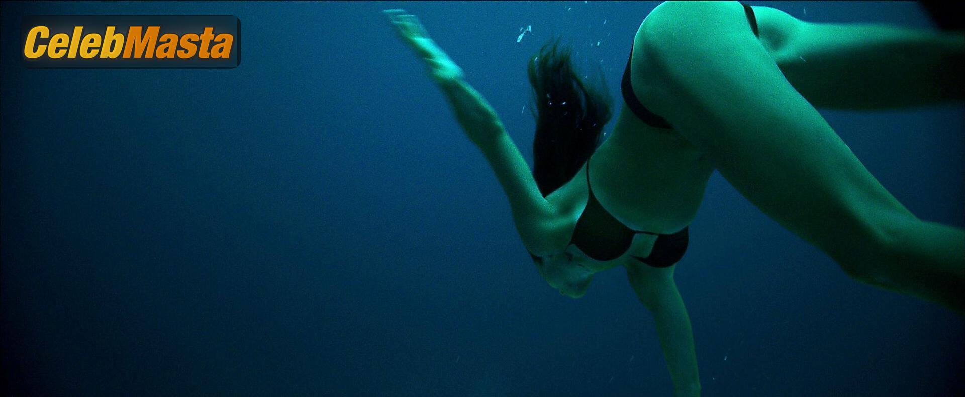 Photo Gallery: Teresa Palmer in Point Break photo 2