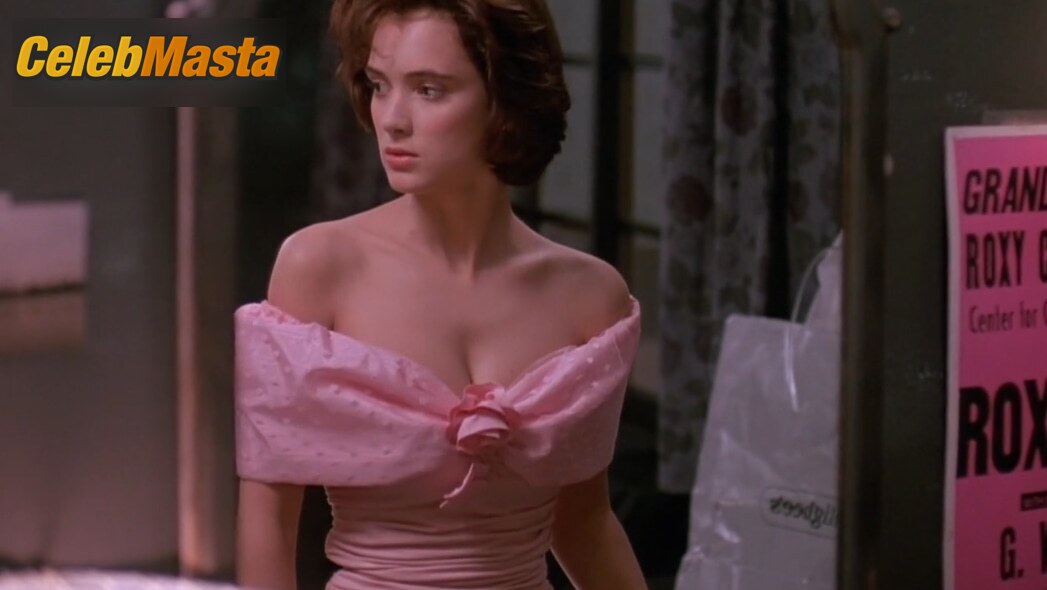 Winona Ryder Scene Photos Gallery from Welcome Home, Roxy Carmichael photo 4
