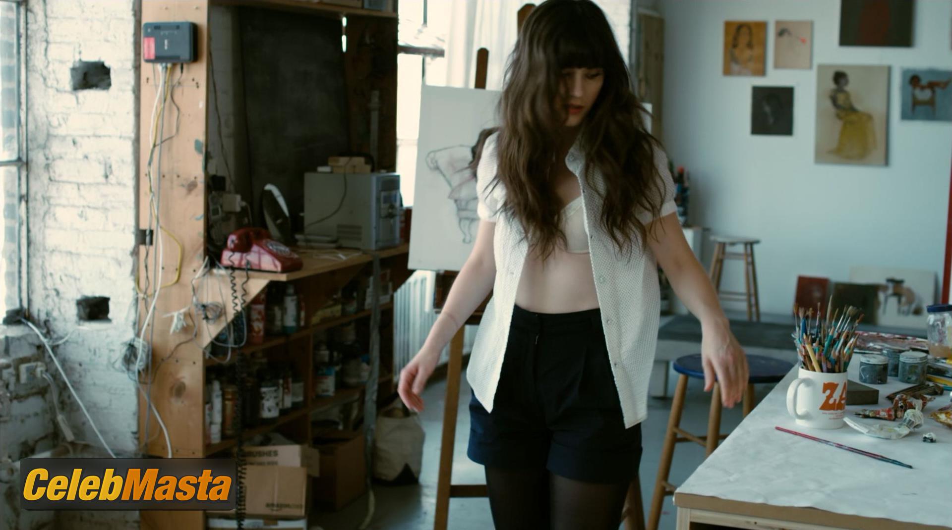 Photo Gallery: Zooey Deschanel in Our Idiot Brother photo 2