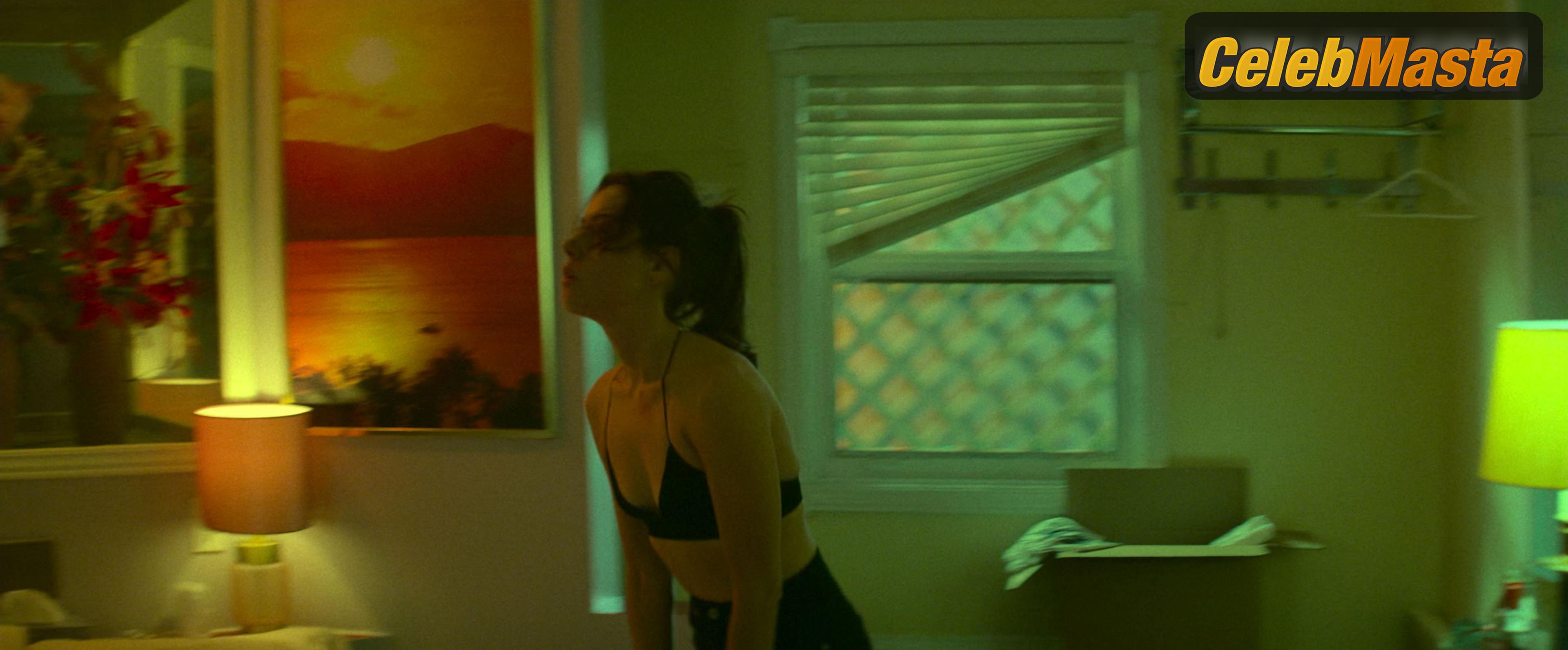 Aubrey Plaza Nude Pics from the Set of Best Sellers photo 4