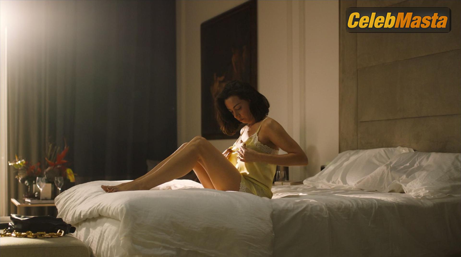 Aubrey Plaza Aubrey Plaza Topless Photo Set from The White Lotus - Photo 16 of 19