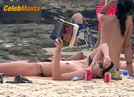 Charlize Theron Charlize Theron Nude Photos from Beach Babes - Photo 6 of 10