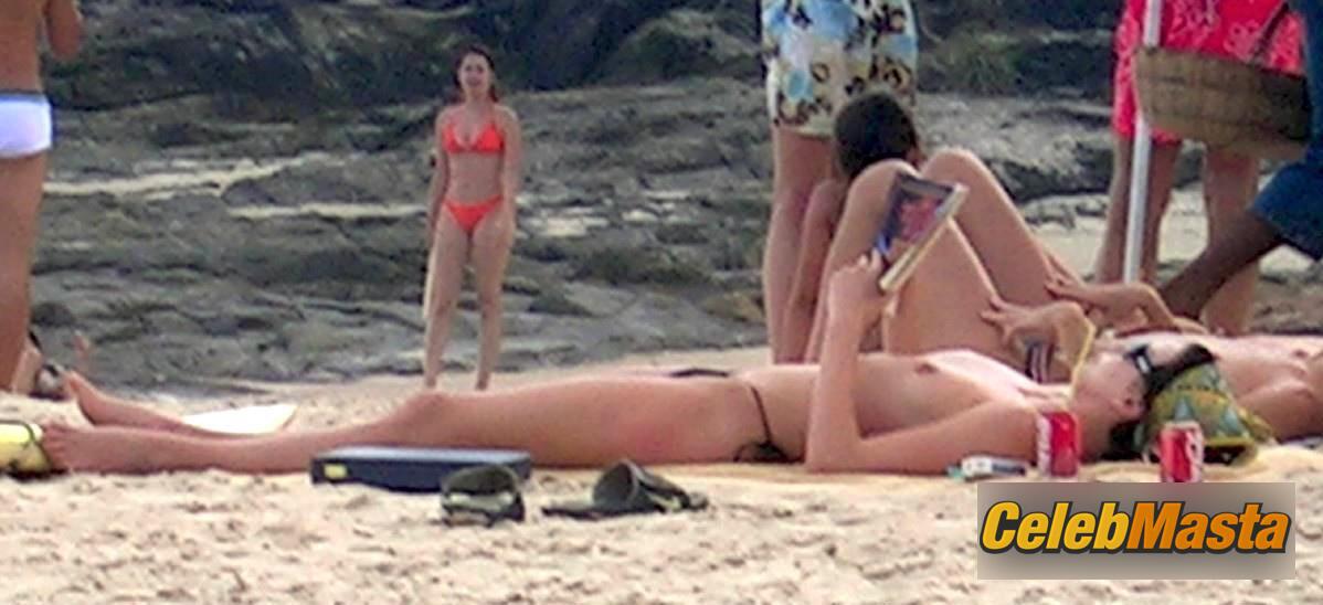 Charlize Theron Charlize Theron Nude Photos from Beach Babes - Photo 9 of 10