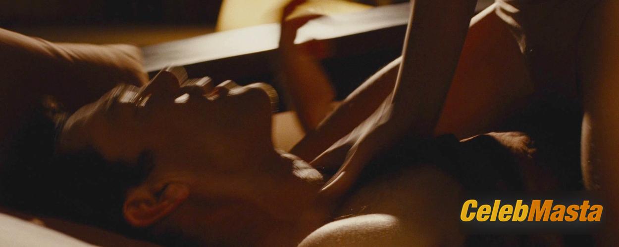 Charlize Theron Charlize Theron Sexy Nude Gallery from Aeon Flux - Photo 5 of 11