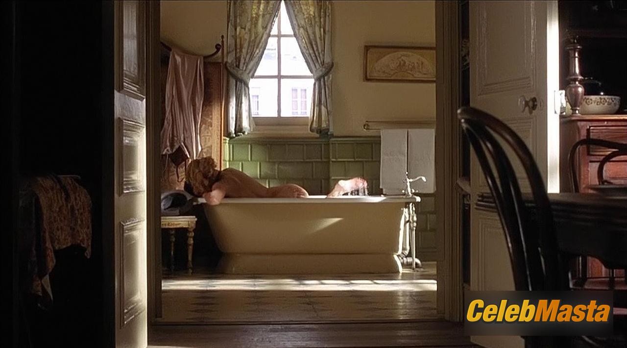 Charlize Theron Charlize Theron Nude Pics from the Set of Head In The Clouds - Photo 10 of 12