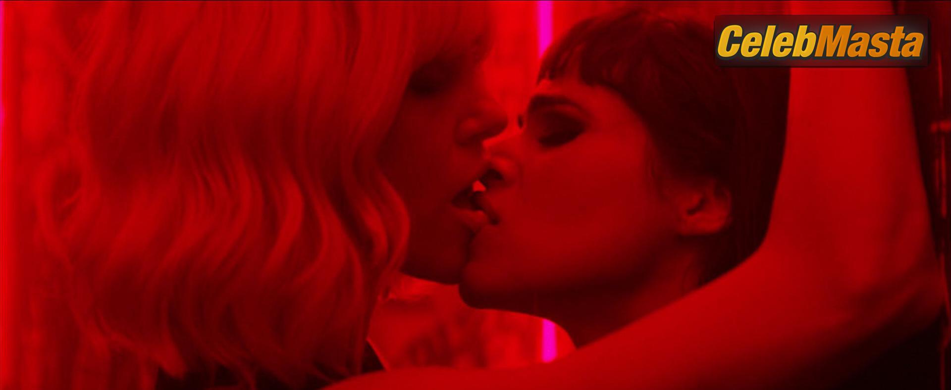 Charlize Theron Charlize Theron Nude Pics from the Set of Atomic Blonde - Photo 27 of 39